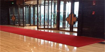 橡膠地墊與植絨地墊，哪種材質(zhì)更適合門口使用？